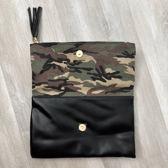 Fold over camo clutch by Funky Monkey - NWOT - Picture 4 of 5